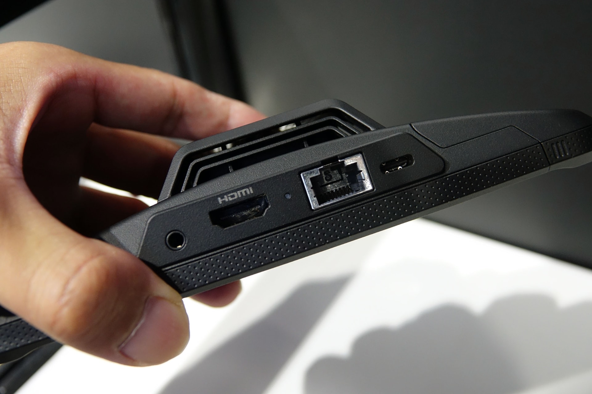 3.5mmオーディオジャックとHDMI、LANポート（100M）、USB Type-C端子