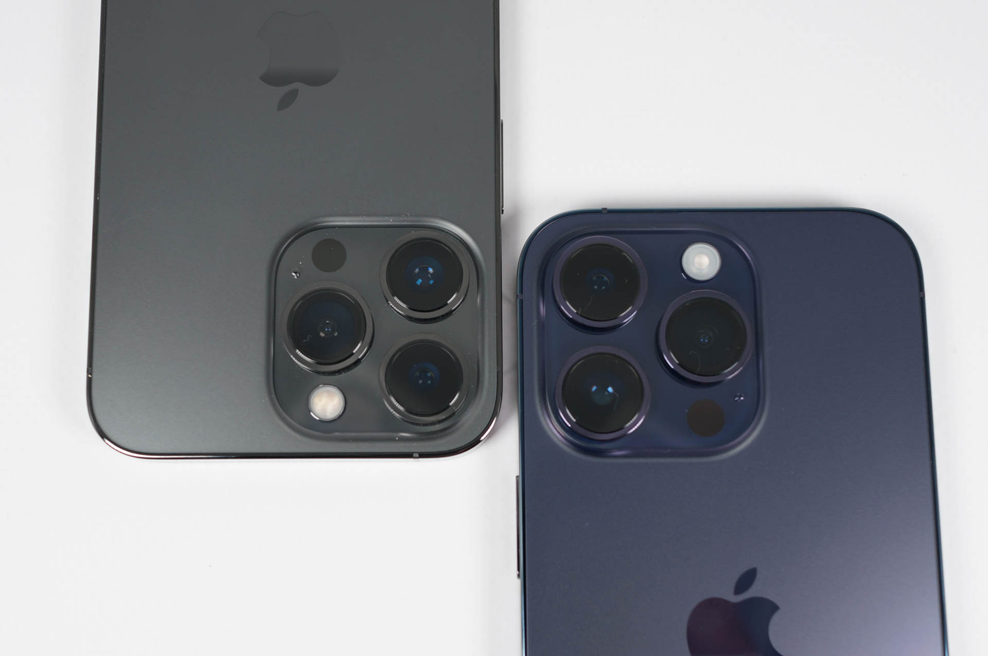 左がiPhone 13 Pro、右がiPhone 14 Pro。正面から見た大きさも若干巨大化