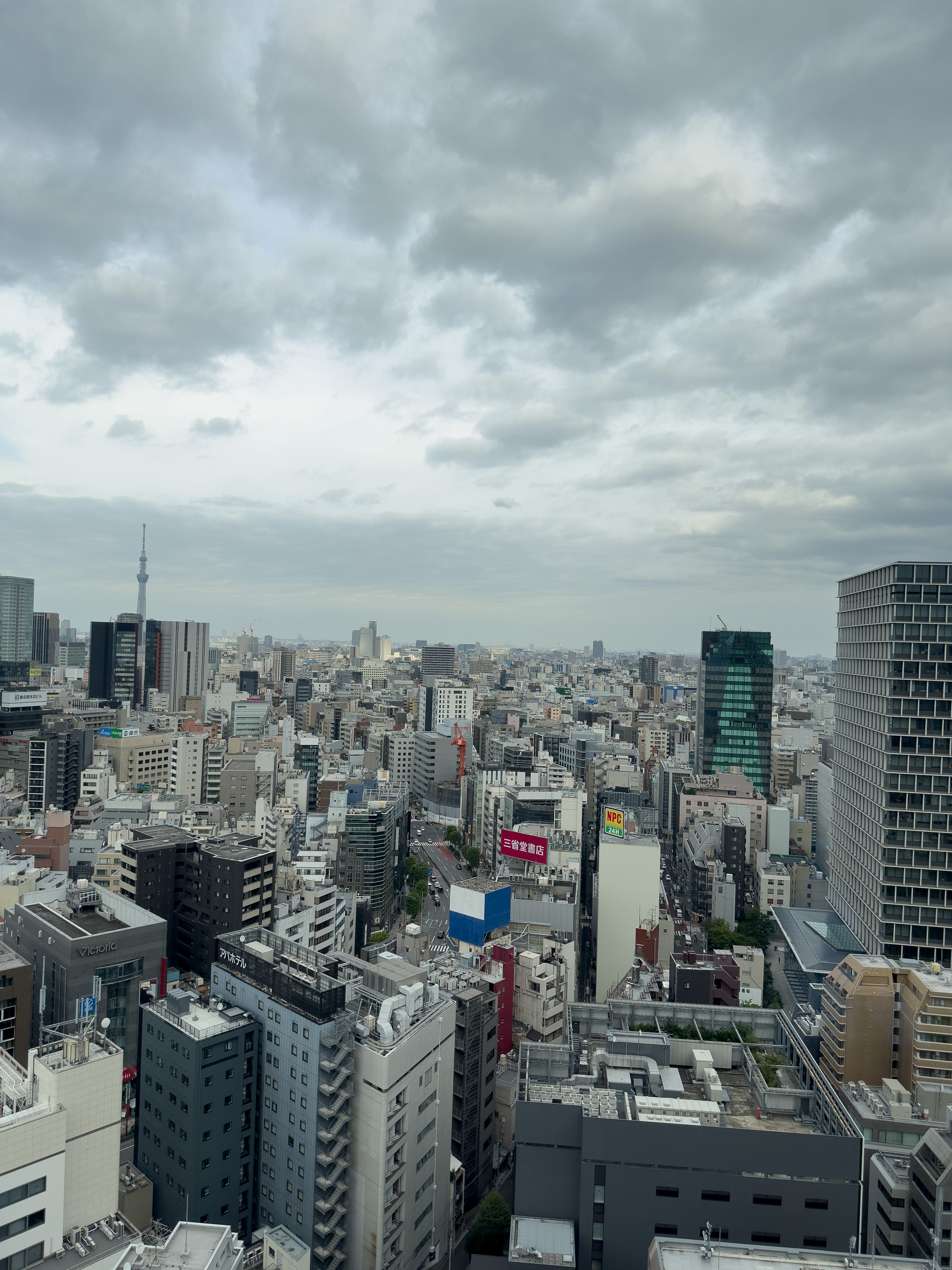 iPhone 14 Proによる広角カメラの写真。中央交差点近くの看板は「Golf」という文字がかろうじて判別できる