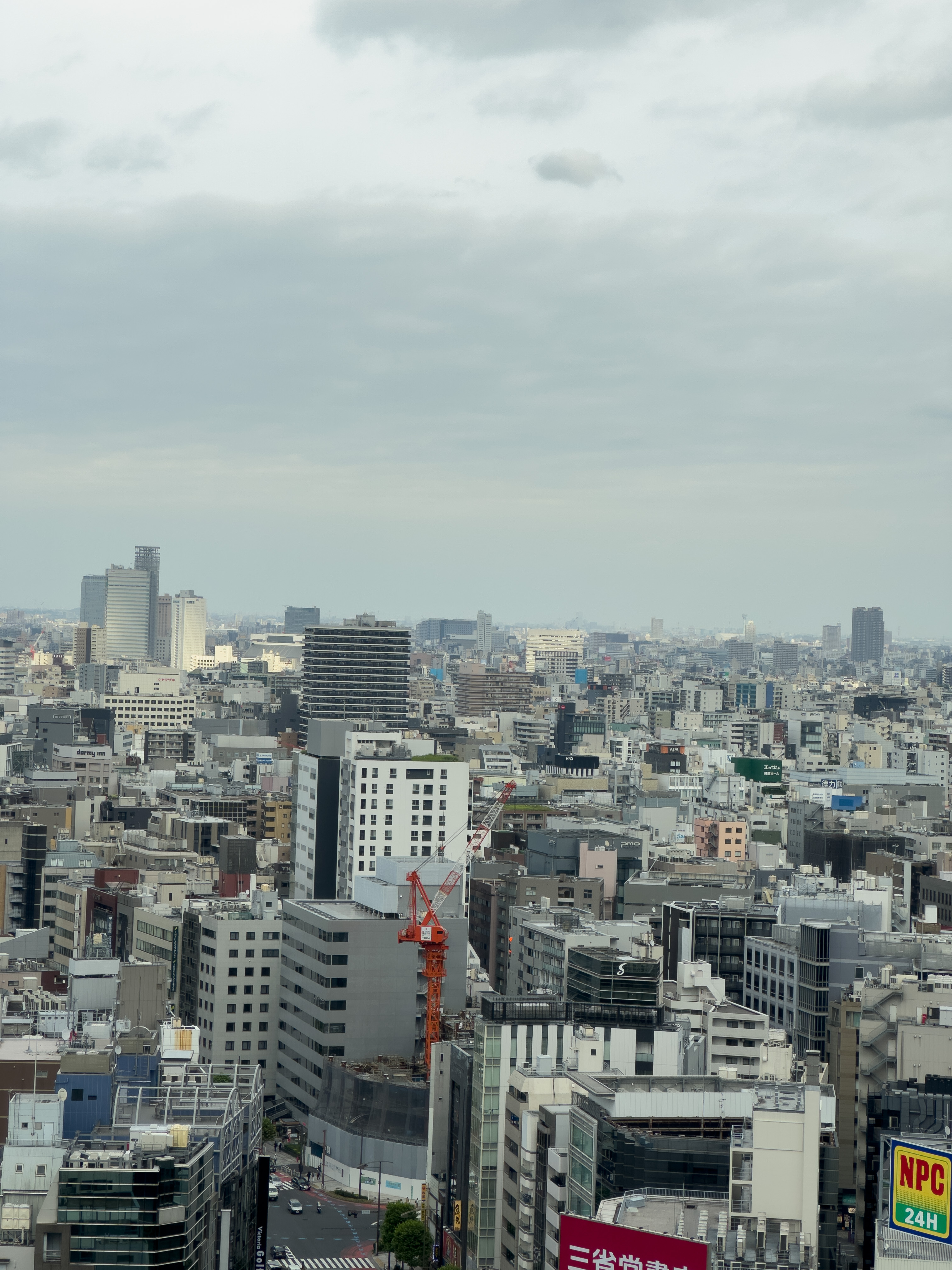 iPhone 14 Proの望遠カメラの写真。中央交差点近くのディティールは、広角カメラのデジタルズームに比べると格段に細かく撮れている