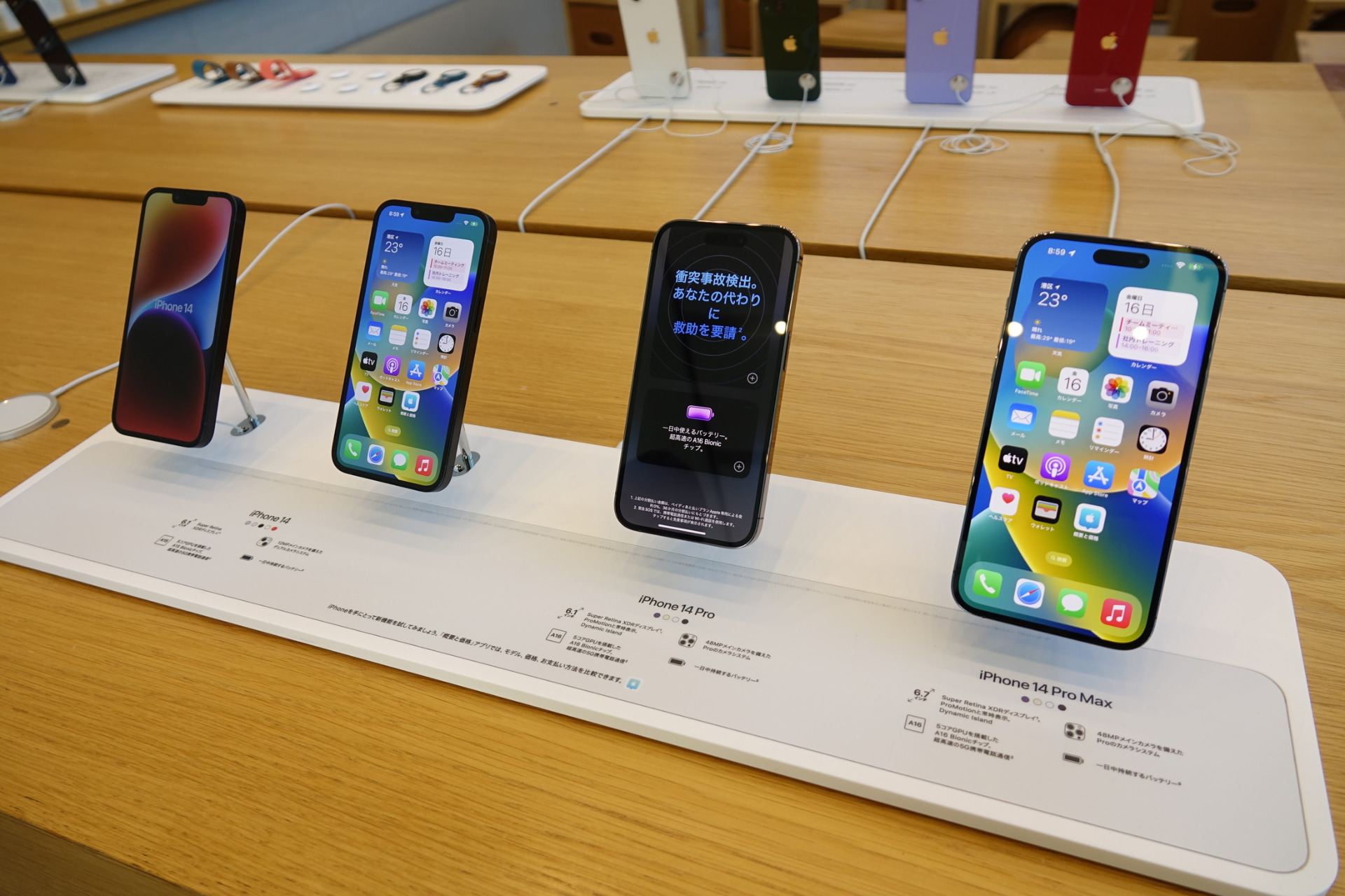 店内のディスプレイとiPhoneを手に取る来店者