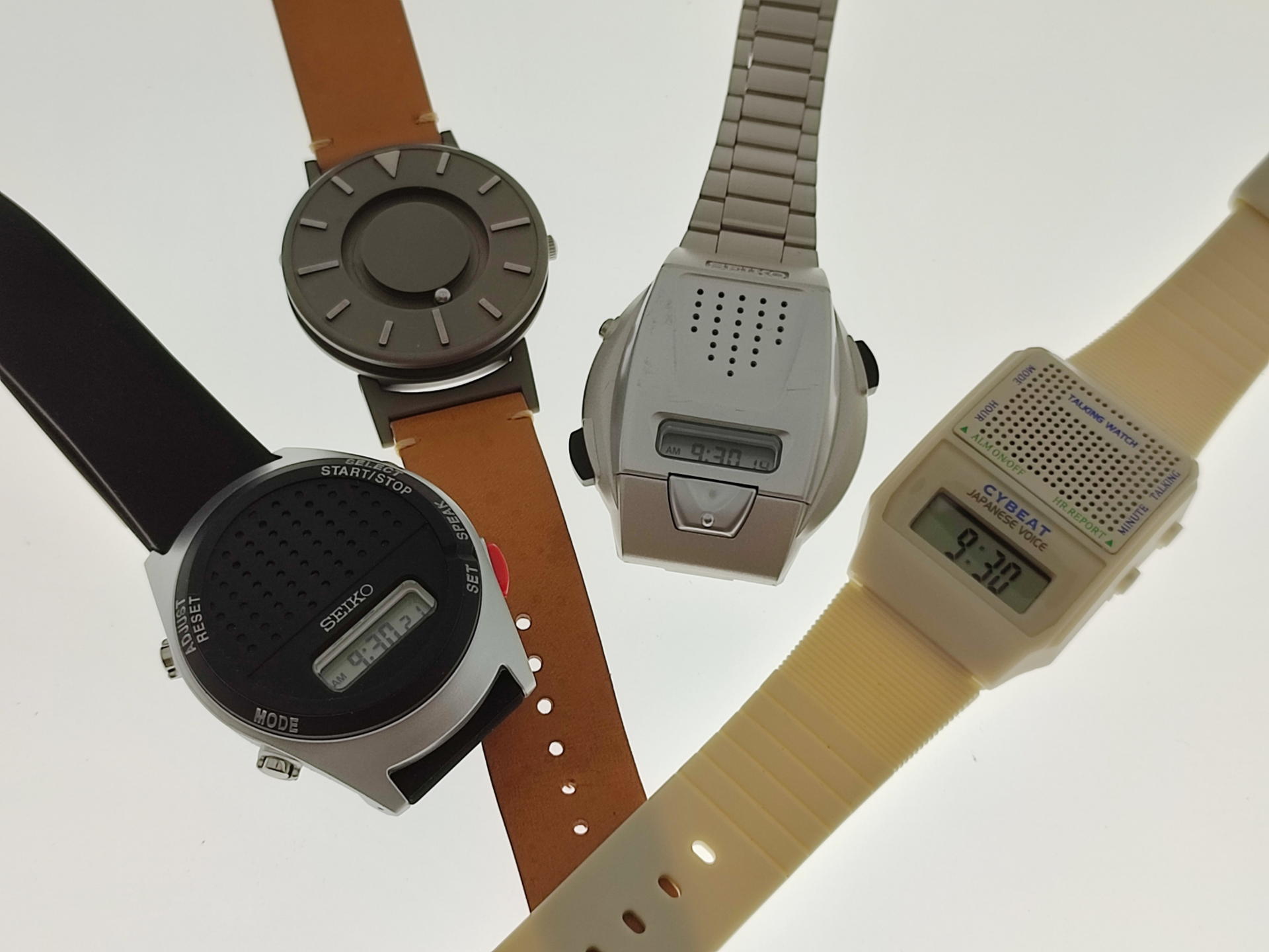 真っ暗な環境でも腕時計を見たりライトを点けたりすることなくボタンを押すだけで現在時刻を音声発話してくれる腕時計はスマホで時刻を見るより遥かに便利だ。本気で買うなら道具として完成してる音声デジタルウォッチ　SBJS015の一択だ