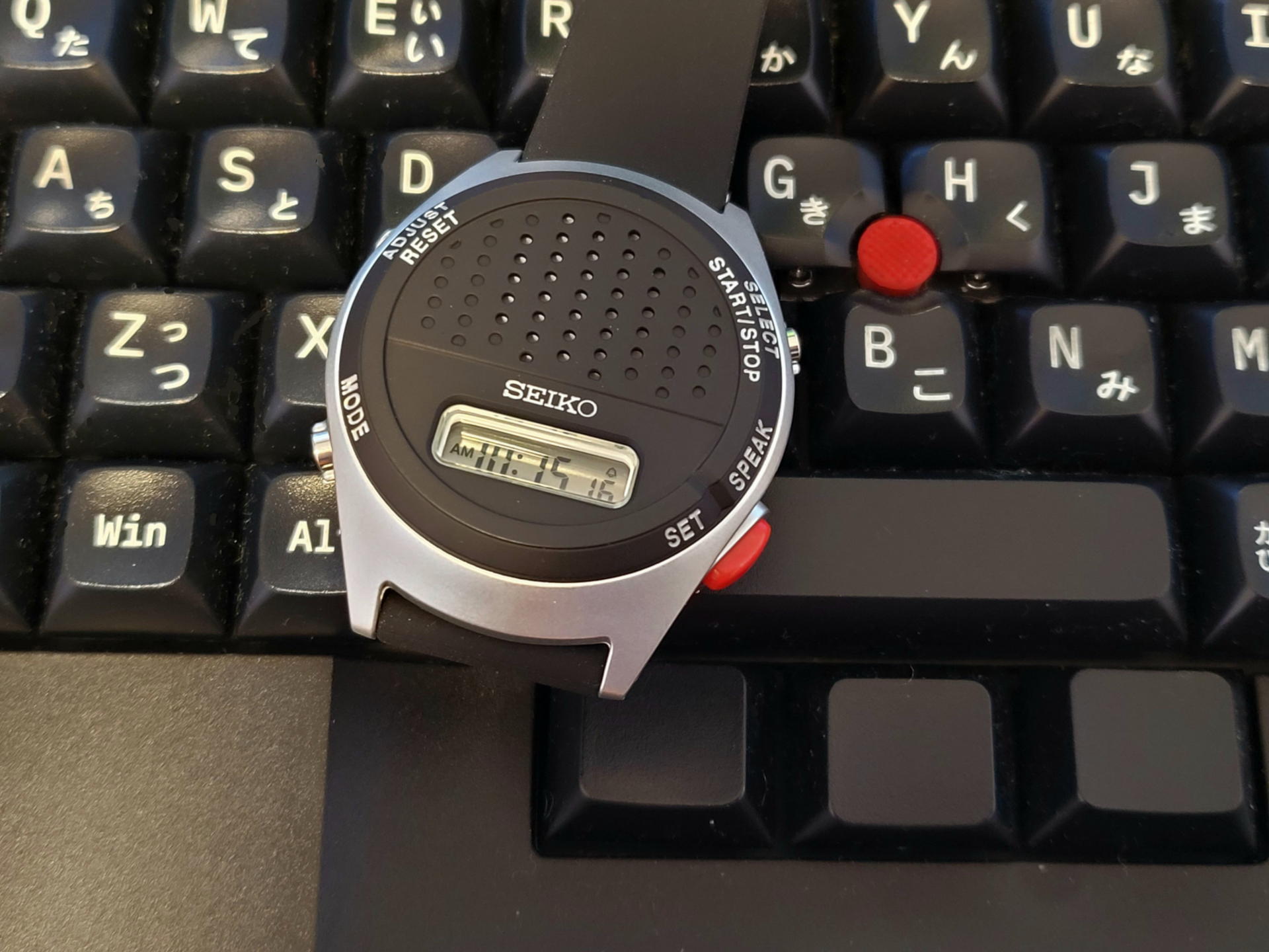 シルバーカラーモデルも提供されているが筆者はThinkPadカラーコンビネーションの黒ボディと赤ボタンの組み合わせを選んだ