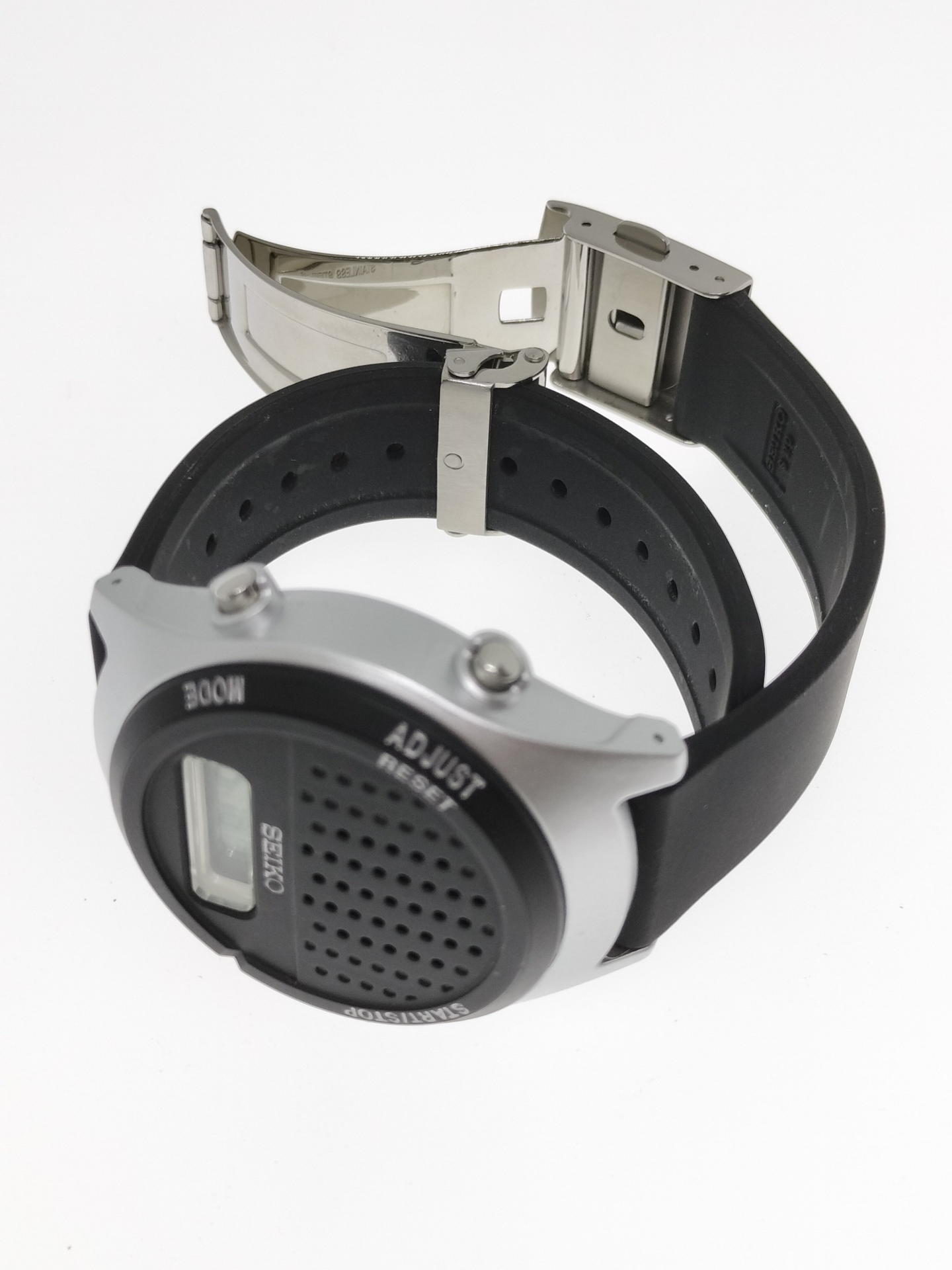 最新モデルはラバーベルト＆ワンプッシュ三つ折れ方式のバックルで着脱は容易だ