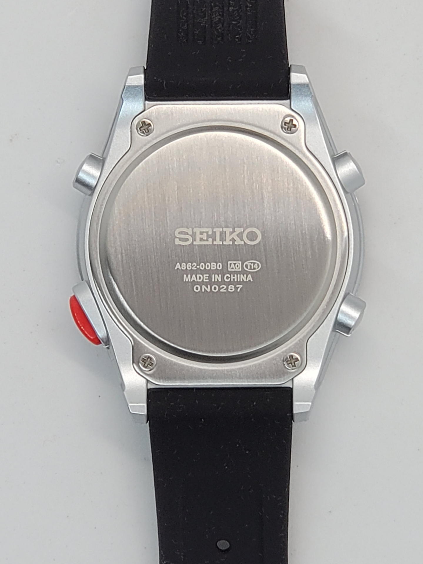 背面の裏蓋のみがステンレスで本体の他の部分は全てシルバー塗装のプラスティックだが安っぽさを感じない