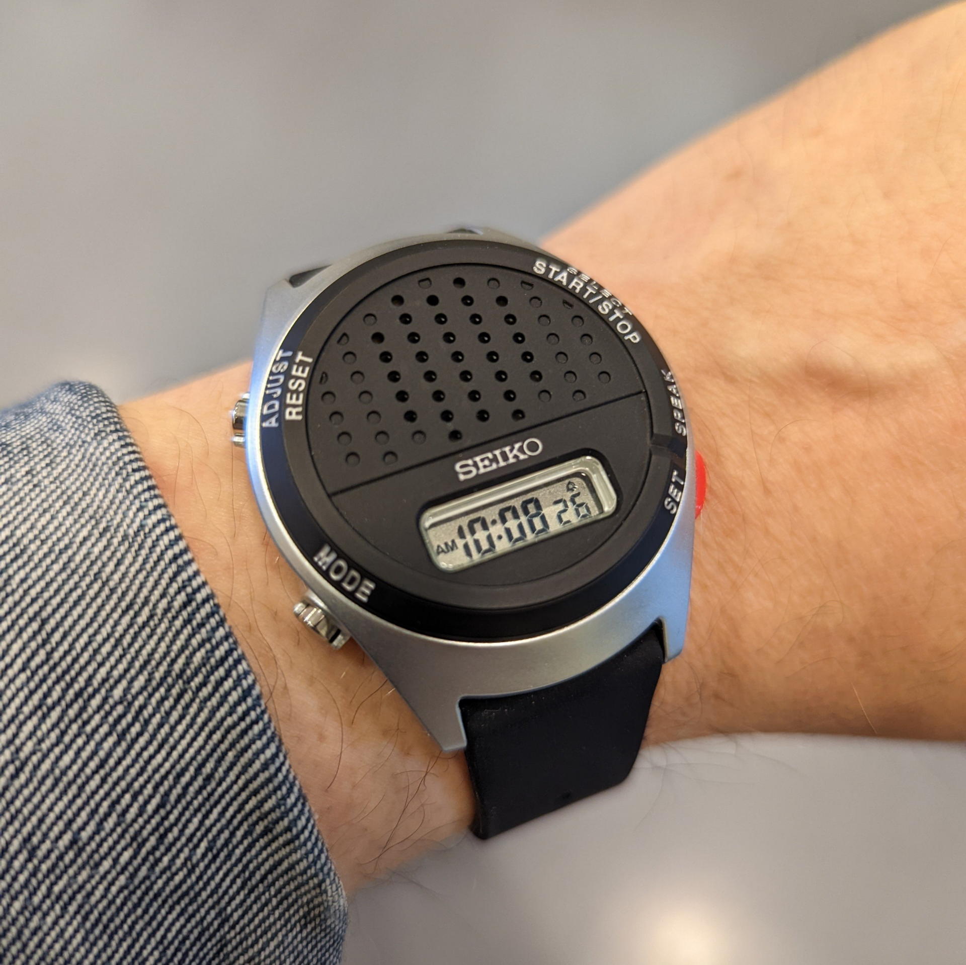 2時、4時、8時、10時位置に配置された4つのボタンで操作する。以前のモデルの様に正面に現在時刻発話ボタンがあるより側面4時位置にある赤いボタンの方が操作もナチュラルだ