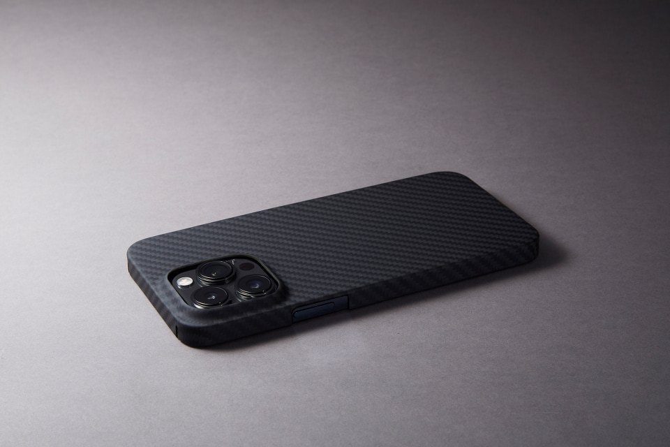 iPhone14 Pro ケース MagSafe対応 アラミド繊維製 グレー アラミド繊維製の「iPhone 14」用ケース、ディーフから - ケータイ Watch