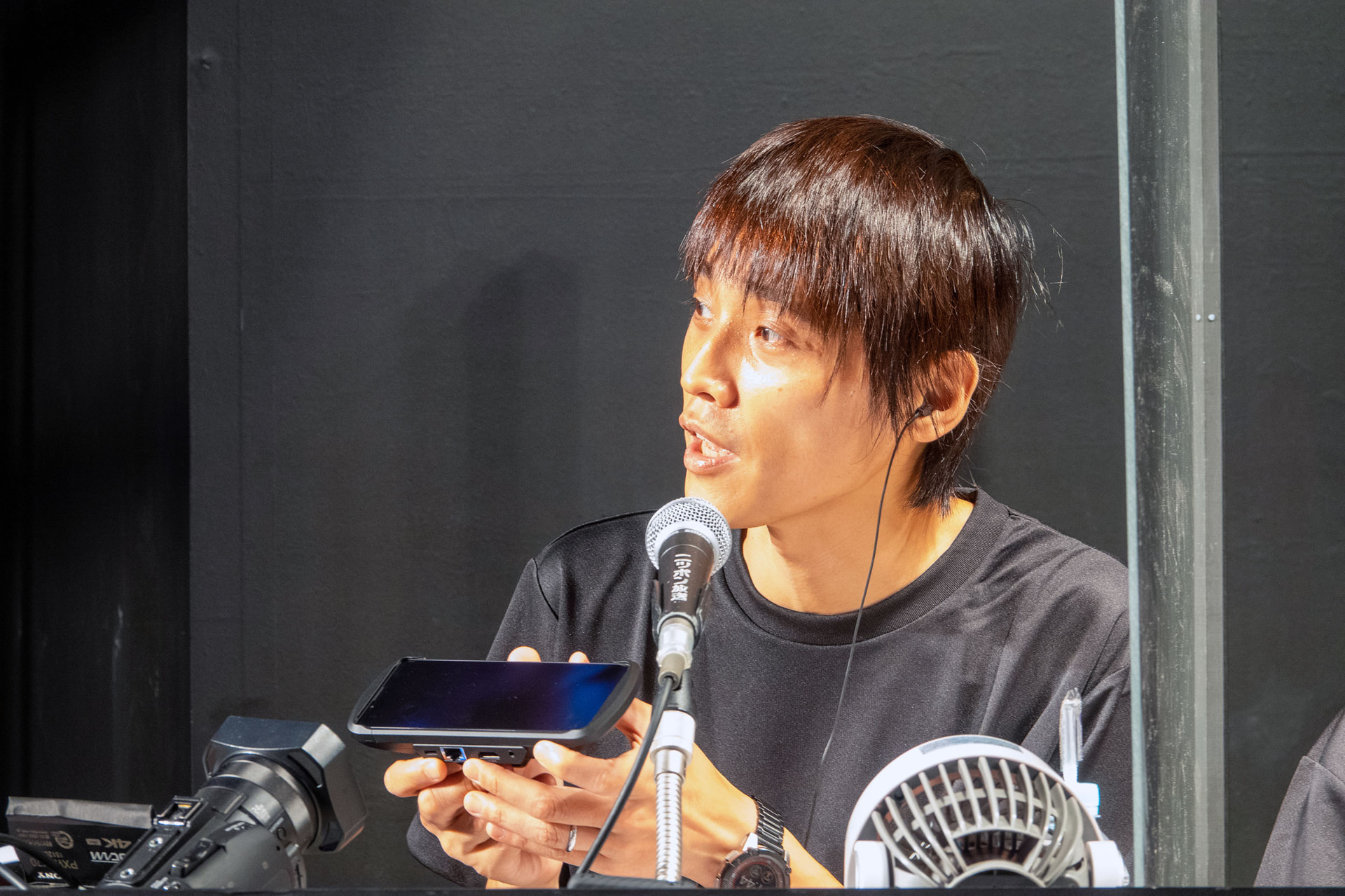 「Xperia Stream」を手に取る吉田アナ