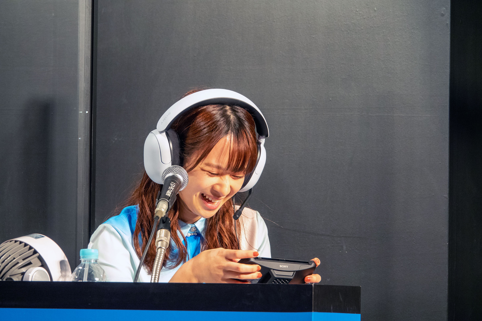 吉田アナ（左）と前田（右）が「PUBG mobile」で対戦