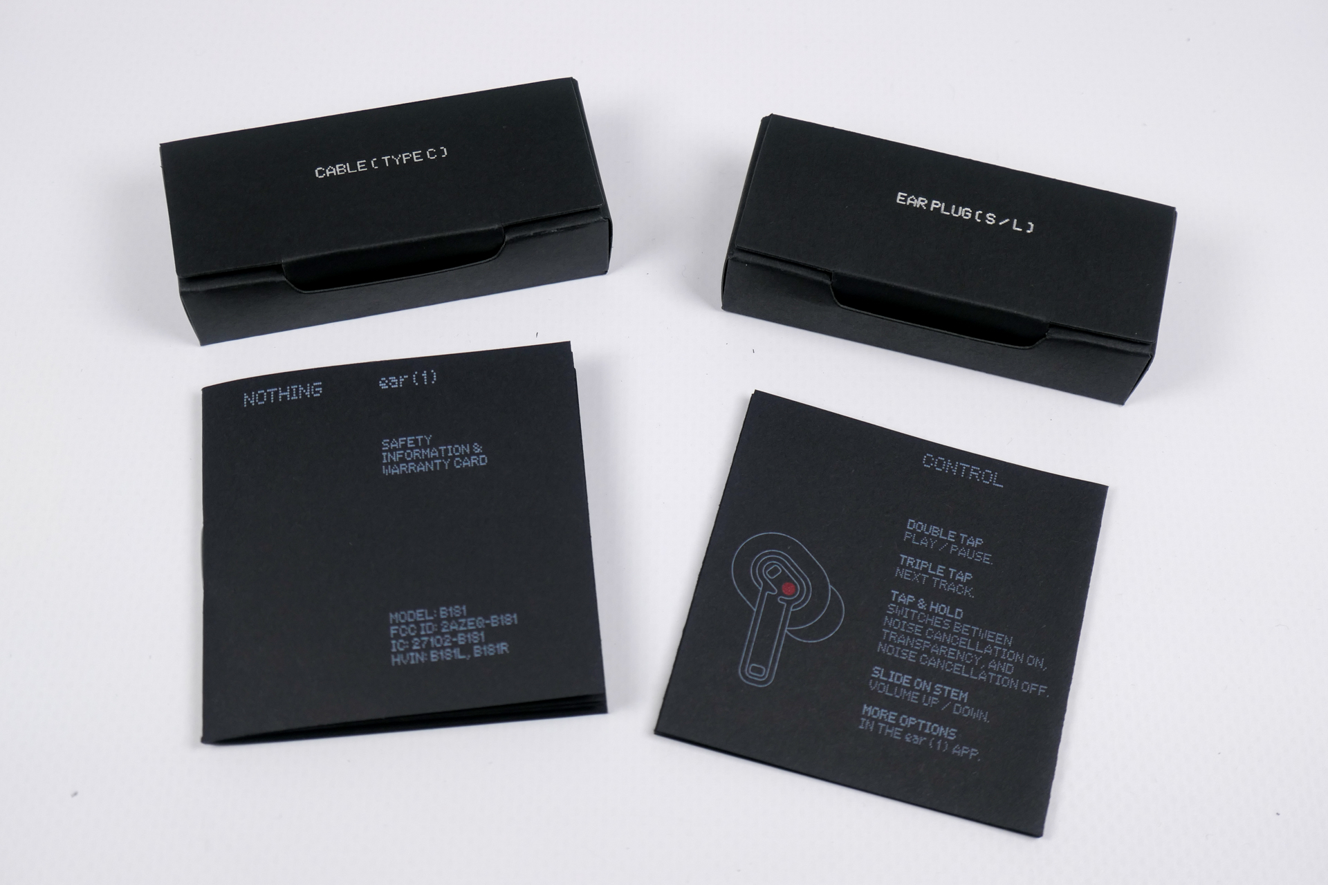 説明書やイヤーチップ、ケーブルが同梱されている