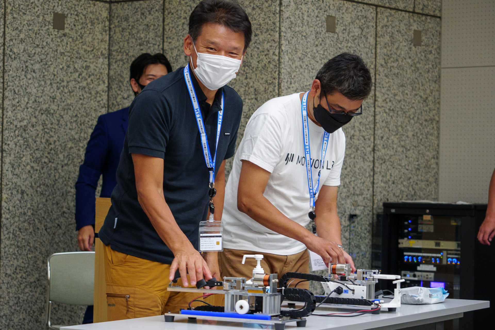 実際にリアルハプティクスの感触を体験して驚きを見せる宮坂副知事