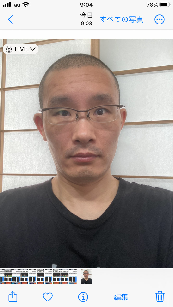 カメラアプリで自撮り。反転画像にならないよう注意