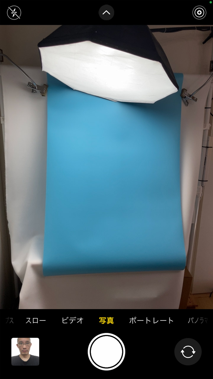 次に背景となるブルーバックを撮影