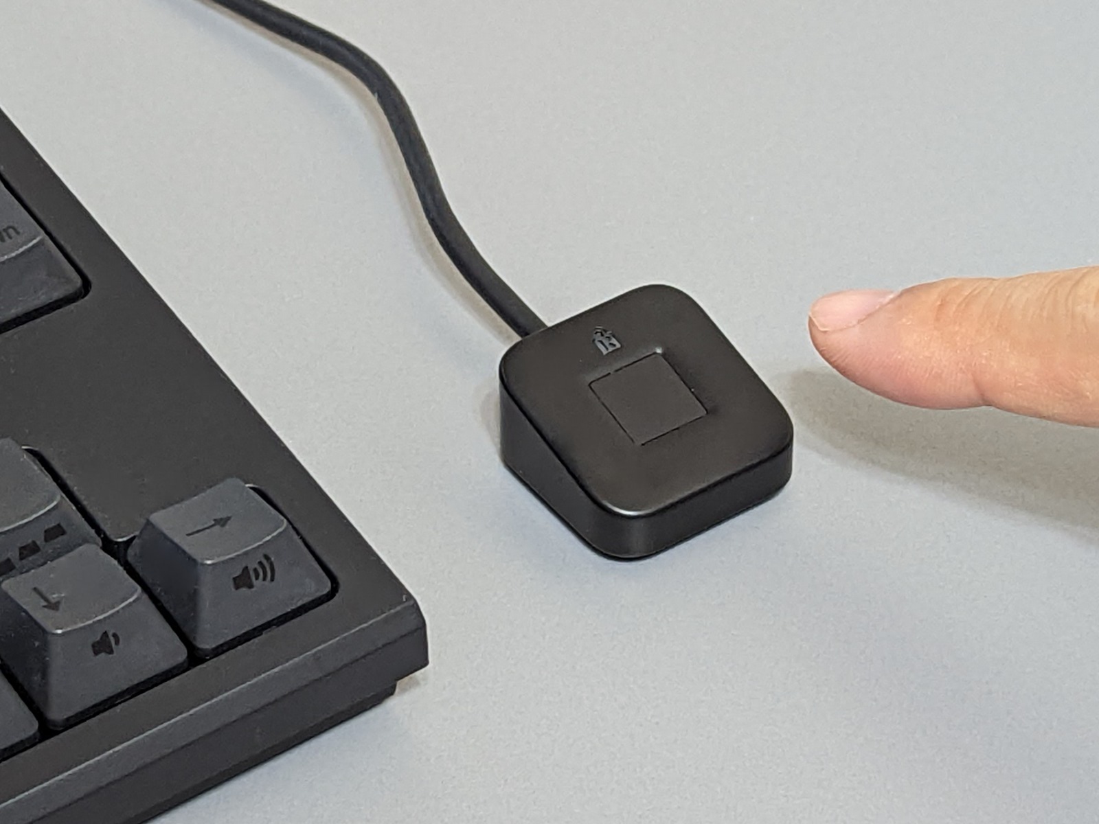 製品本体。デスクトップパソコンとの組み合わせや、画面を閉じたままのノートパソコンで利用したい場合に最適だ