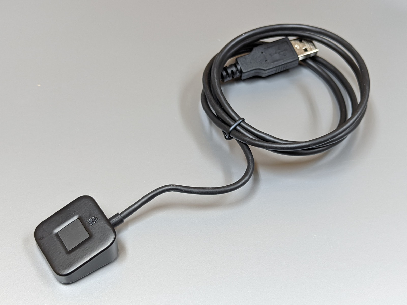 製品本体。ケーブル長は1.2mとやや長いのでデスク下に置いたパソコンにも十分届く