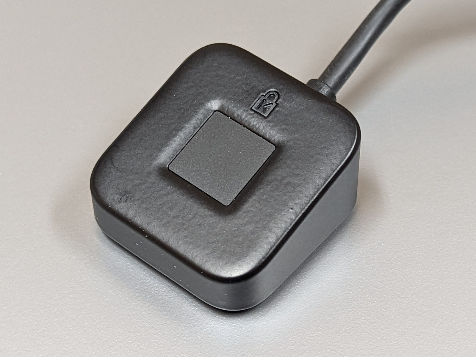 指紋認証センサーを中央に配置した専用設計