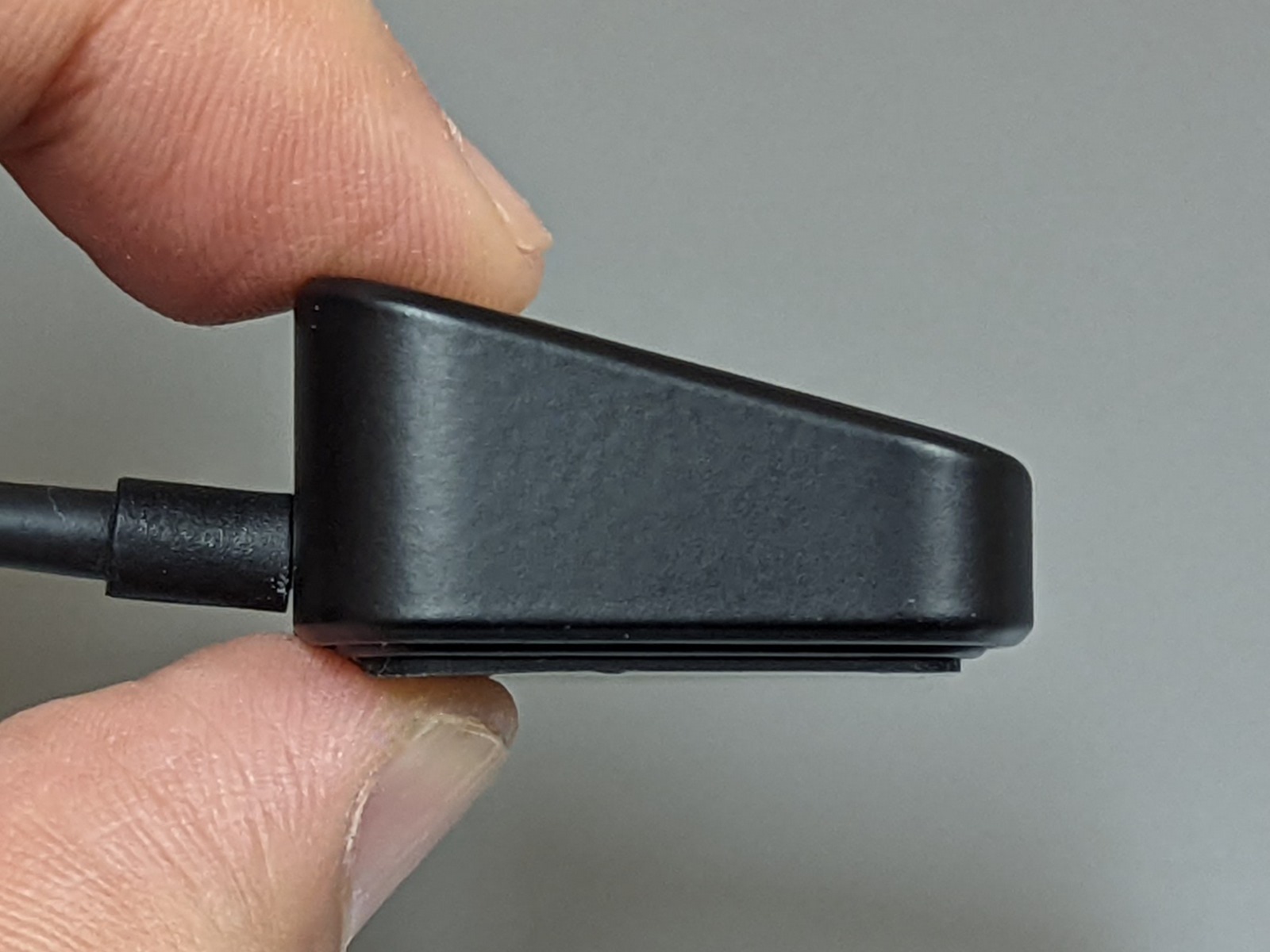 横から見たところ。指が置きやすいように若干ナナメになっている