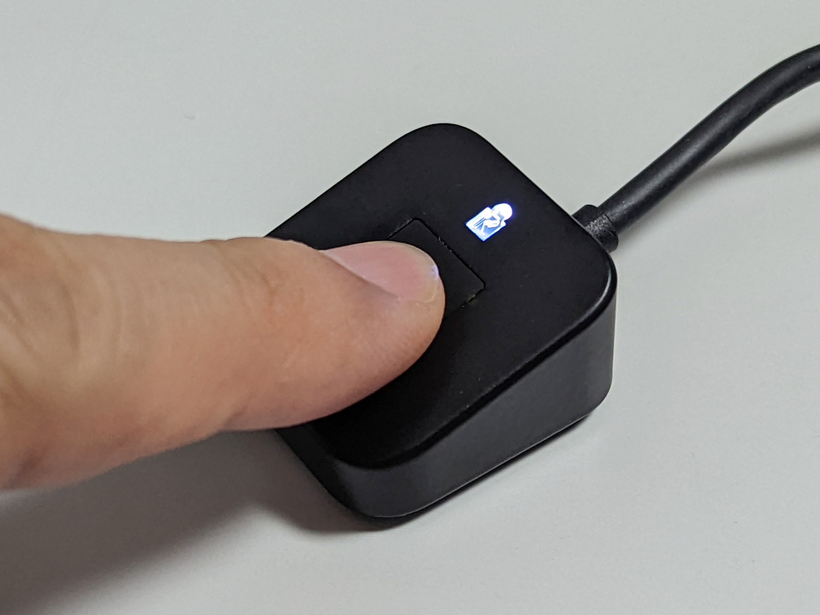 認証時などは指紋認証センサー上部のLEDが点灯する