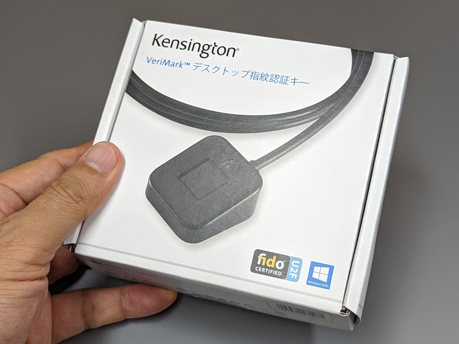 製品パッケージ。ロゴからWindows Hello対応製品であることが分かる