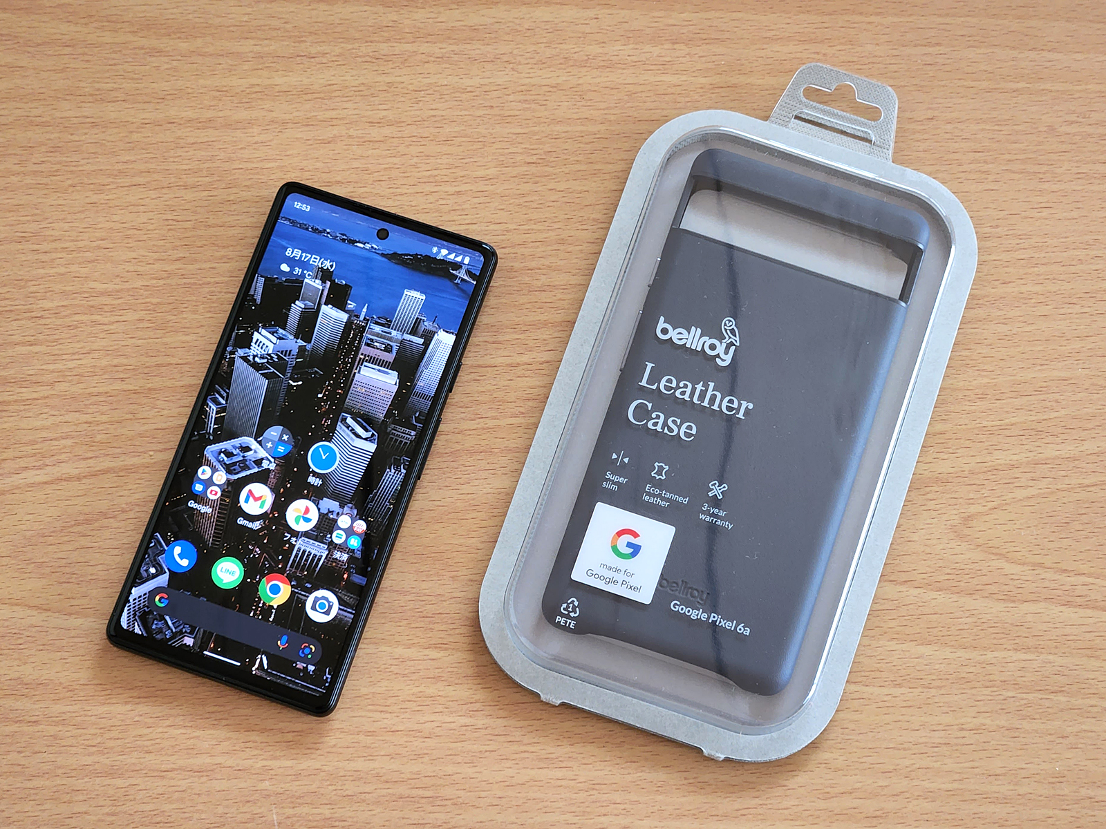 「Google Pixel 6a用 Bellroy レザーケース」（右）