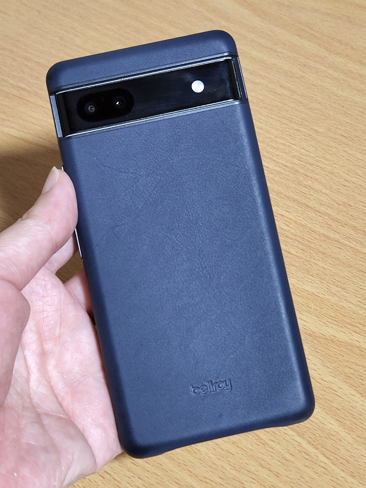 ケースを取り付けた状態。下部には「Bellroy」のロゴ