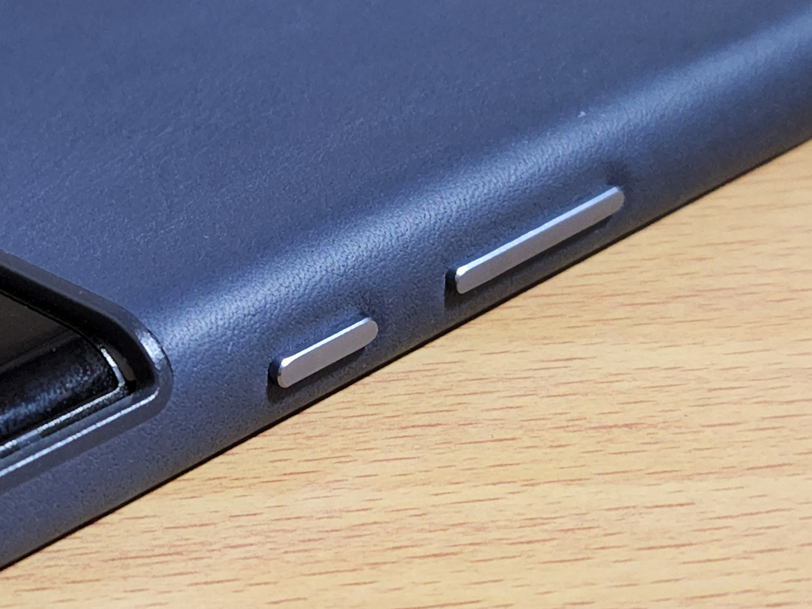 ボタン部分は硬質感のある素材