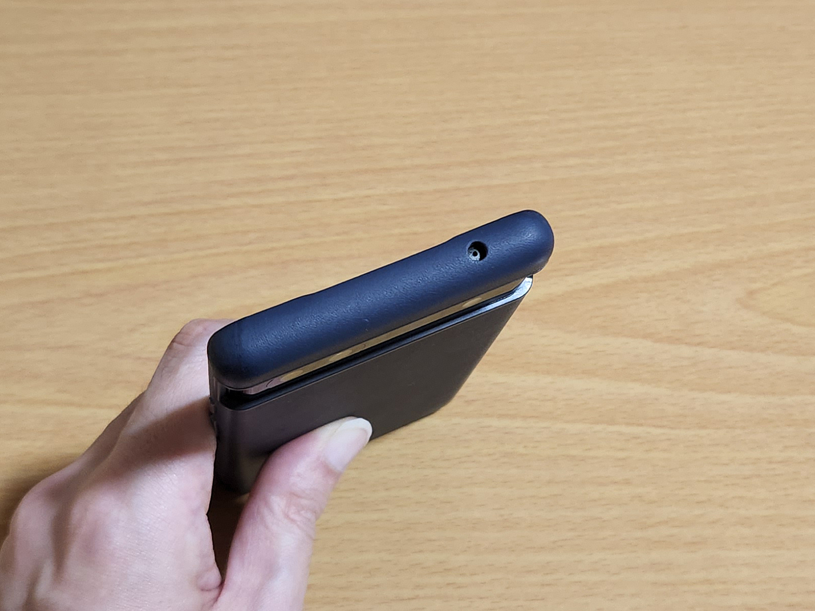 ケース上側にはマイク用の穴