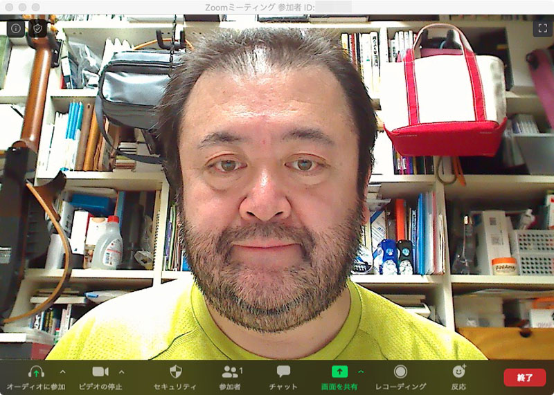 ノートパソコンを机上に置いてのリモート会議を想定。ノートパソコン画面上部のカメラを使って会議に参加すると、会議中は画面を見ているので左画像のように下向きの視線になりがちで、「お疲れ？」「やる気なし？」みたいな印象を与えがち。右画像はあえてカメラに視線をやったもので、自然な雰囲気の視線となり、前向きに会議へ参加しているような印象も少し与える