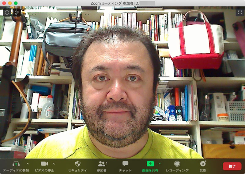 ノートパソコンを机上に置いてのリモート会議を想定。ノートパソコン画面上部のカメラを使って会議に参加すると、会議中は画面を見ているので左画像のように下向きの視線になりがちで、「お疲れ？」「やる気なし？」みたいな印象を与えがち。右画像はあえてカメラに視線をやったもので、自然な雰囲気の視線となり、前向きに会議へ参加しているような印象も少し与える