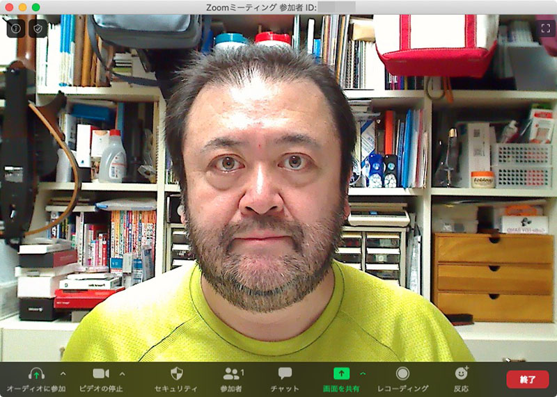 顔と画面の間にWebカメラをセットし、画面上の相手の顔（Webカメラのすぐ後方）を見てリモート会議をしている様子。「この人ちゃんとこっち見て会議してる」って雰囲気になる。右はさらに専用の照明を使い、顔を照らし目にキャッチライトを入れた様子