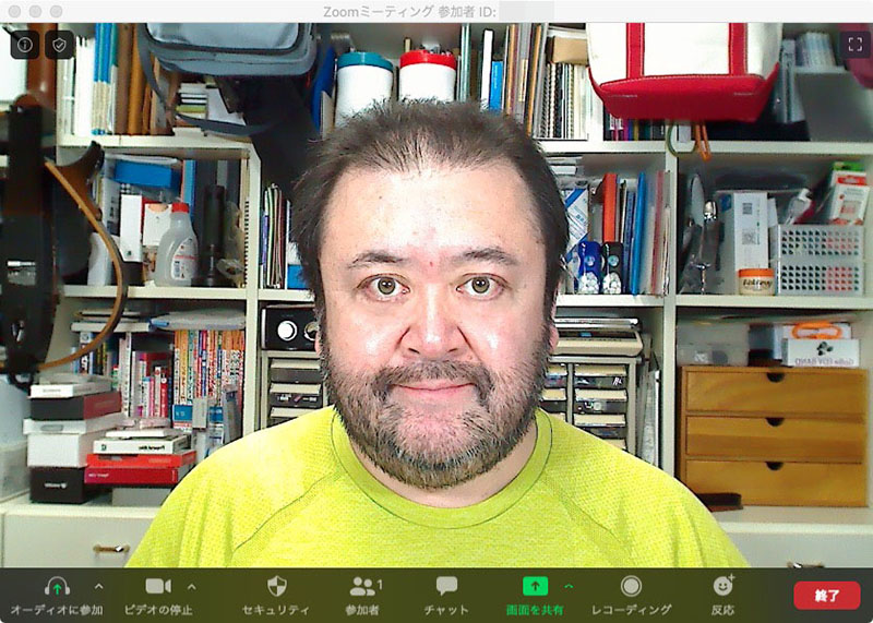 顔と画面の間にWebカメラをセットし、画面上の相手の顔（Webカメラのすぐ後方）を見てリモート会議をしている様子。「この人ちゃんとこっち見て会議してる」って雰囲気になる。右はさらに専用の照明を使い、顔を照らし目にキャッチライトを入れた様子