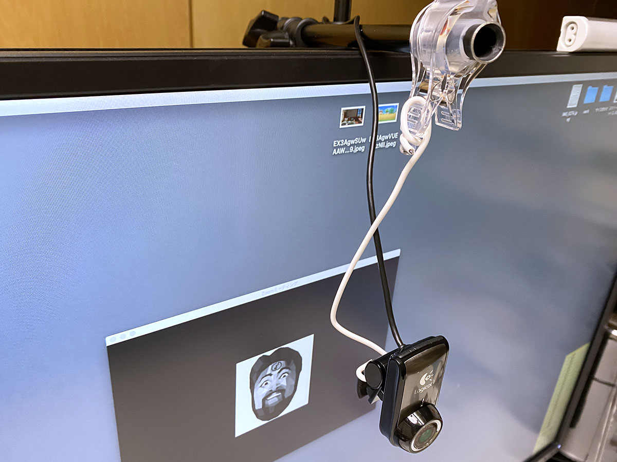 Webカメラは顔と画面の間の空間にセットする必要があったが、ハリガネやらなんやらで工夫して固定していた。画面裏側のアーム類も煩雑。その場しのぎ感が強い