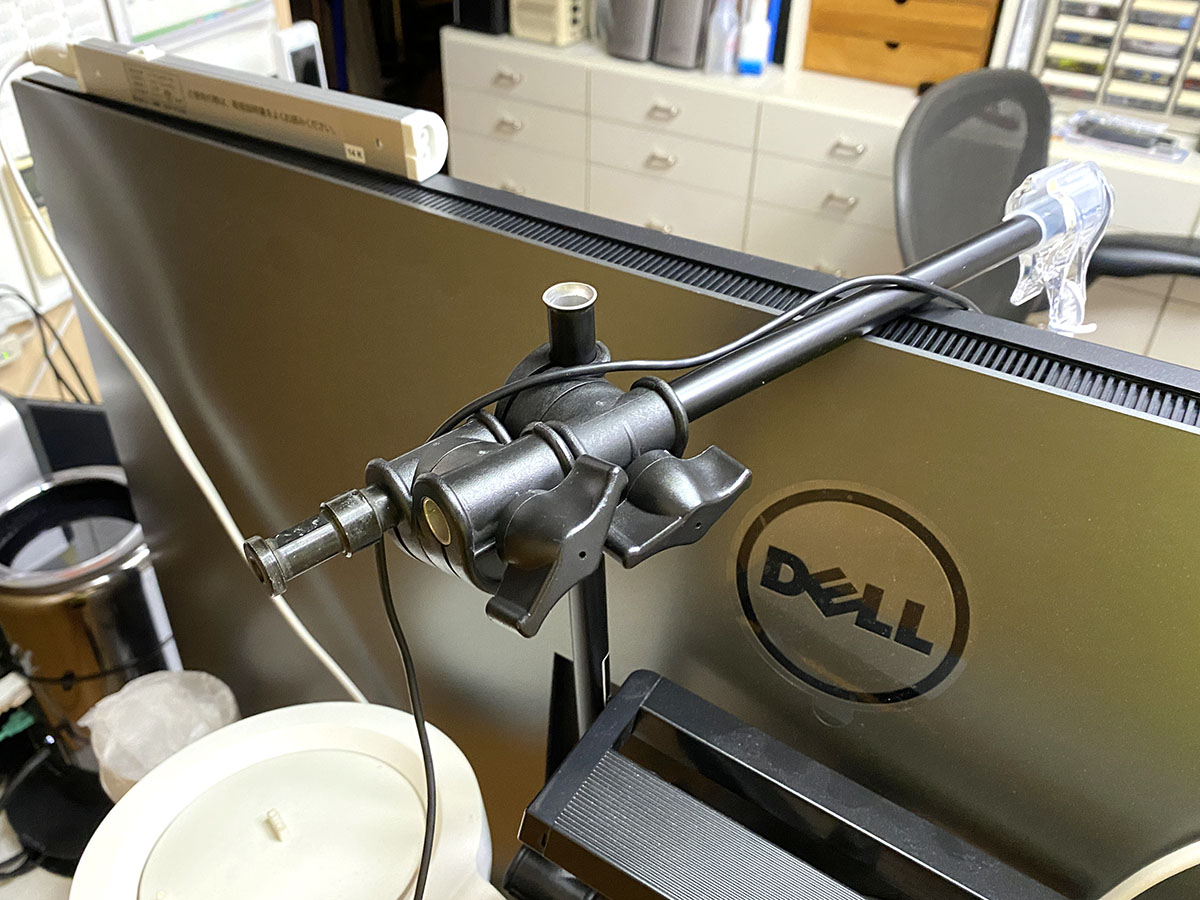 Webカメラは顔と画面の間の空間にセットする必要があったが、ハリガネやらなんやらで工夫して固定していた。画面裏側のアーム類も煩雑。その場しのぎ感が強い