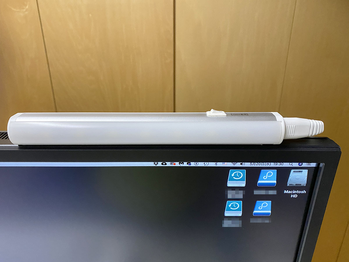 顔を照らすための照明は、画面の左右上部に装着した棒状LEDライト。十分な効果を発揮するライトではあるが、ん〜なんなコレも取ってつけたような……不自然な感じ