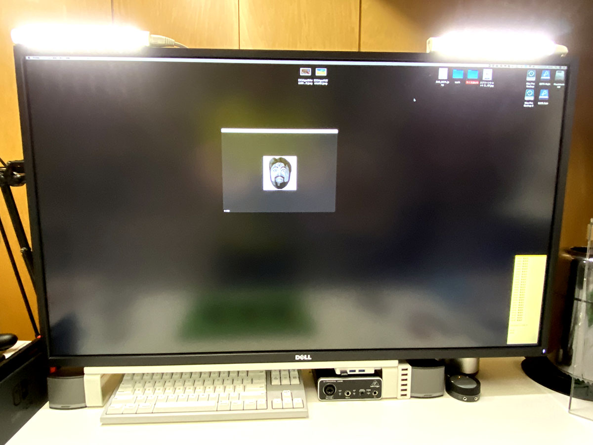 顔を照らすための照明は、画面の左右上部に装着した棒状LEDライト。十分な効果を発揮するライトではあるが、ん〜なんなコレも取ってつけたような……不自然な感じ