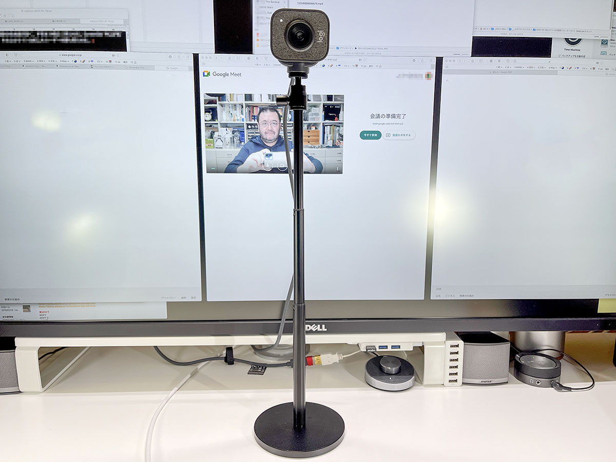市場にもリモート会議用品がいろいろ登場するようになった。これはサンワサプライの<a href="https://direct.sanwa.co.jp/ItemPage/200-DGCAM023" class="strong b">「Webカメラ用スタンド 200-DGCAM023」</a>という机上用スタンドで、高さを21〜42.5cmの範囲で調節可能。Webカメラを画面と顔の間にセットするのにモッテコイであった