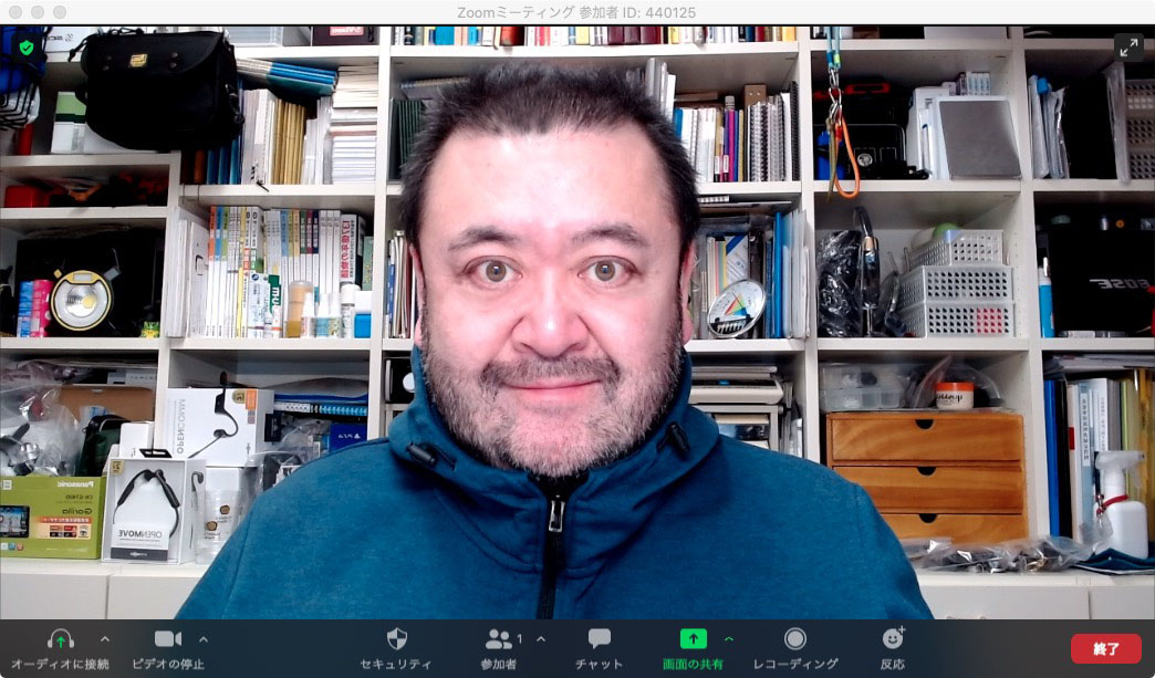 画面上部に、机上を照らすためのBenQ<a href="https://k-tai.watch.impress.co.jp/docs/column/stapa/1280673.html" class="strong b">「ScreenBar Plus」</a>（下）と、顔を照らすための棒状LEDライト（上）をセット。下のBenQ「ScreenBar Plus」は向きを変えられず顔を照らせないので、向きを自由に変えられる棒状LEDライトを重ねてセットしたというわけだ。この棒状LEDライトにより、顔をしっかり照らせる（右画像）