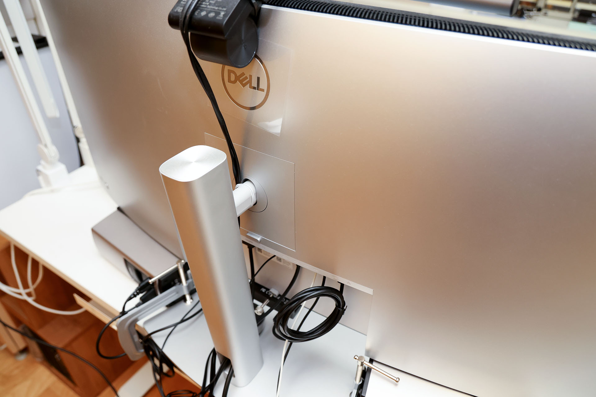 ディスプレイ背面にはディスプレイスタンドの一部である四角いポールが突き出ている。ここにCクランプ的なものを固定し、それを取っ掛かりにアーム的なものをつけ、その先にWebカメラをセットできないものか？　と考えてイロイロ試していった