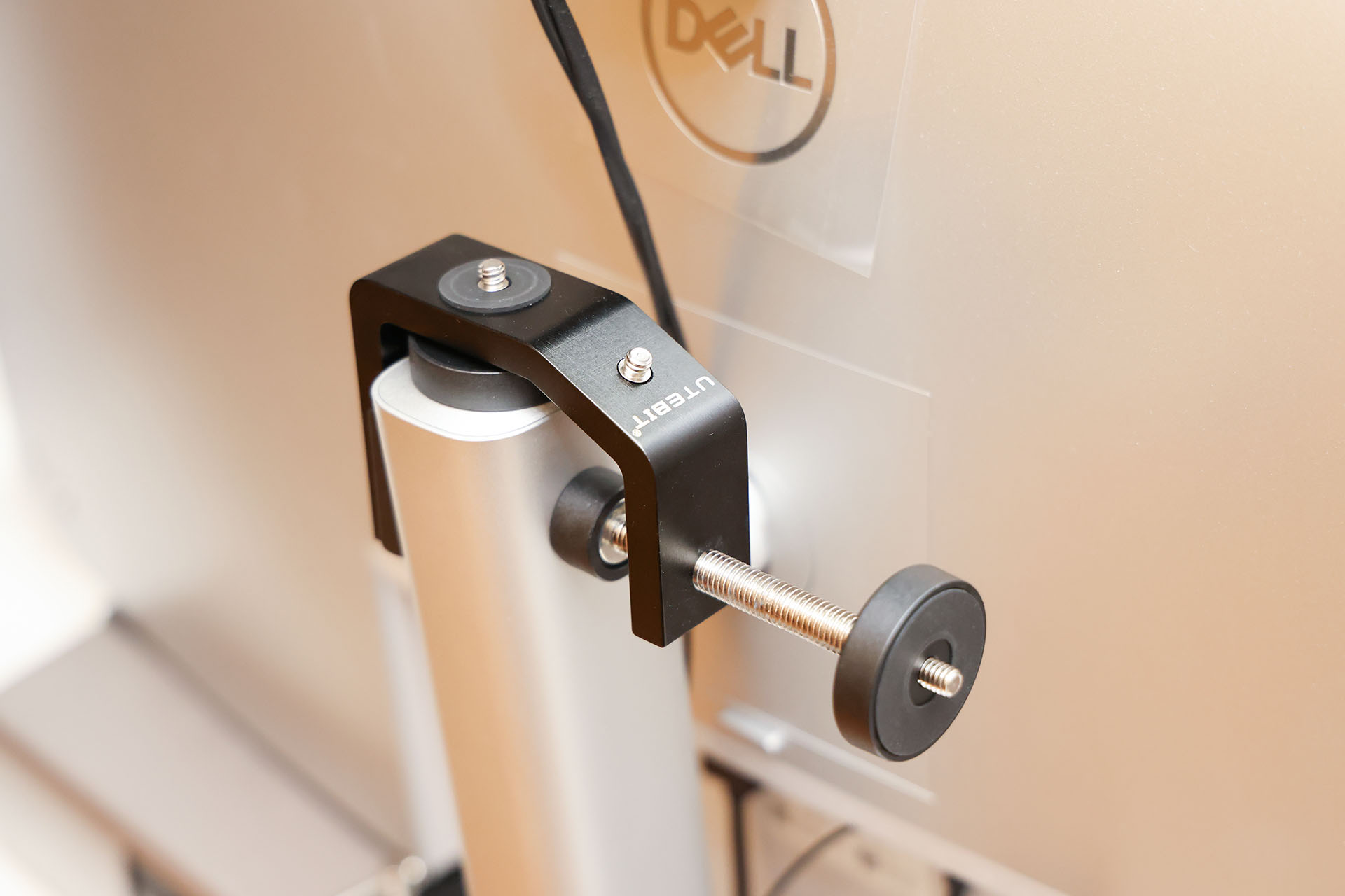 ディスプレイ裏の四角いポールにCクランプをセット。このCクランプ、カメラ固定用ネジが多方向にあって好都合なのだ