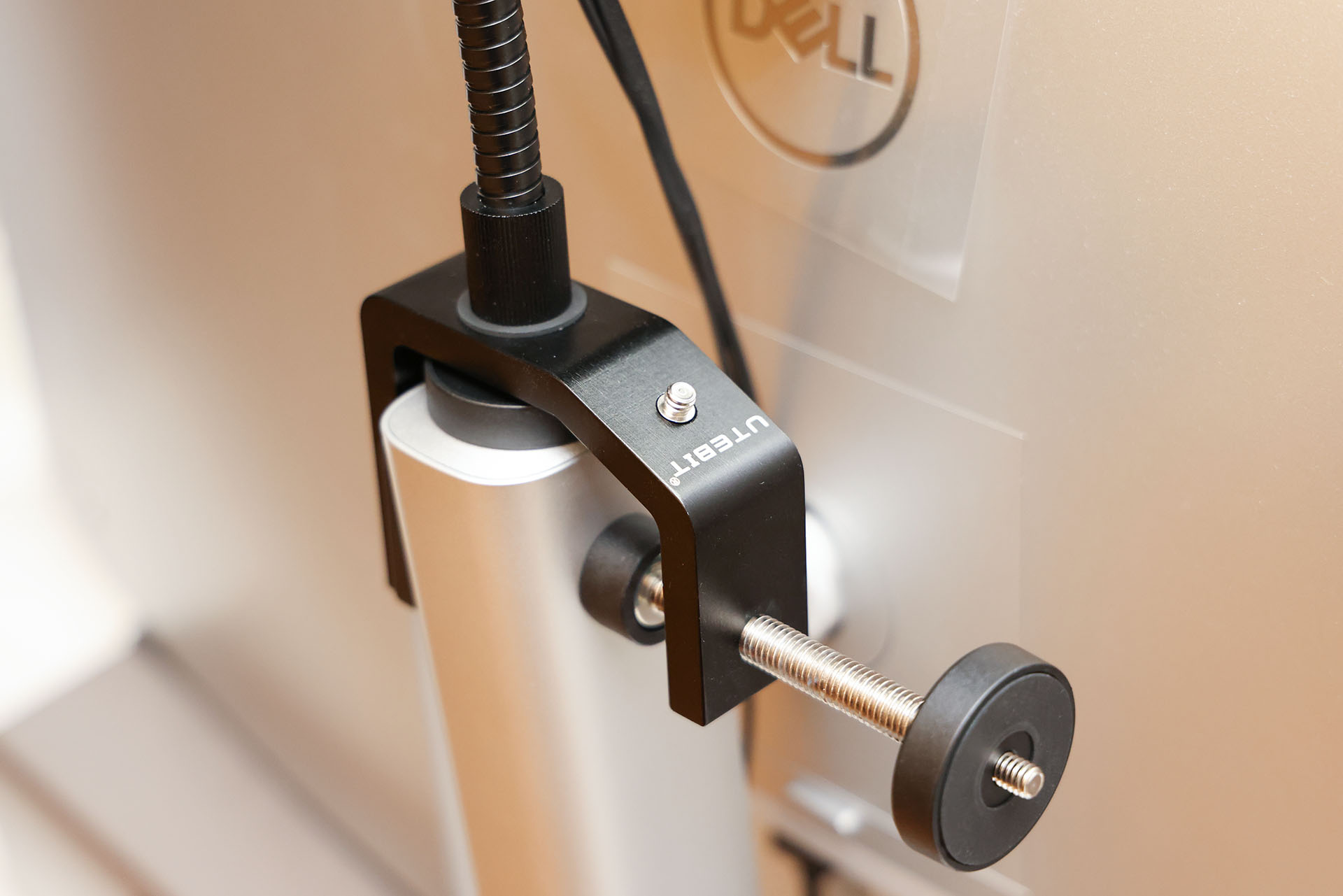 その上にフレキシブルアームをセット。フレキシブルアームの先には自由雲台がついている