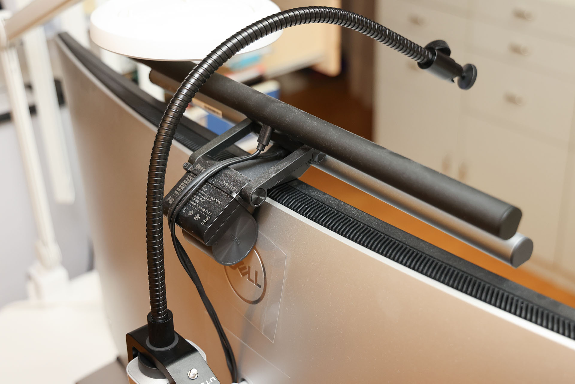 グニッと曲げてフレキシブルアーム先端の自由雲台をディスプレイ前方にもっていく