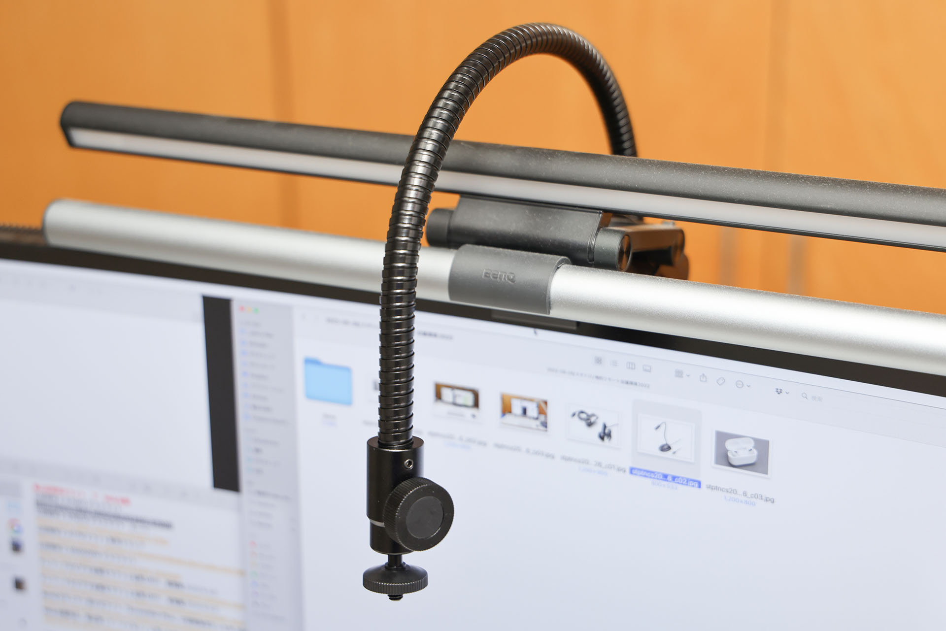 ディスプレイ前方はこんな感じ。あとはアーム先端の自由雲台にWebカメラをセットすればいい