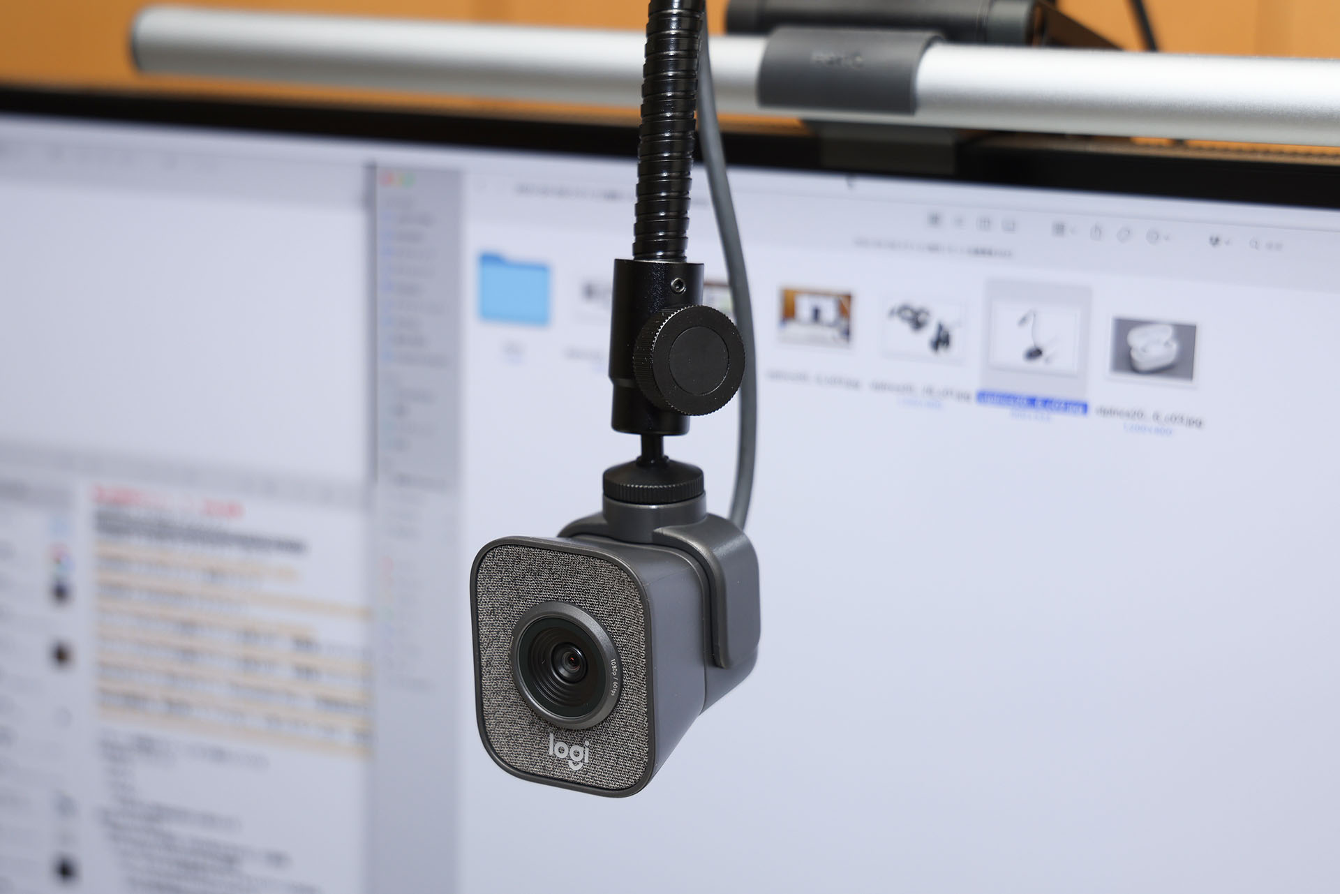 こんな感じでWebカメラをセット。Webカメラの高さや位置はある程度自由に動かせる。Webカメラは自由雲台にセットされているので、カメラ向きは自由自在