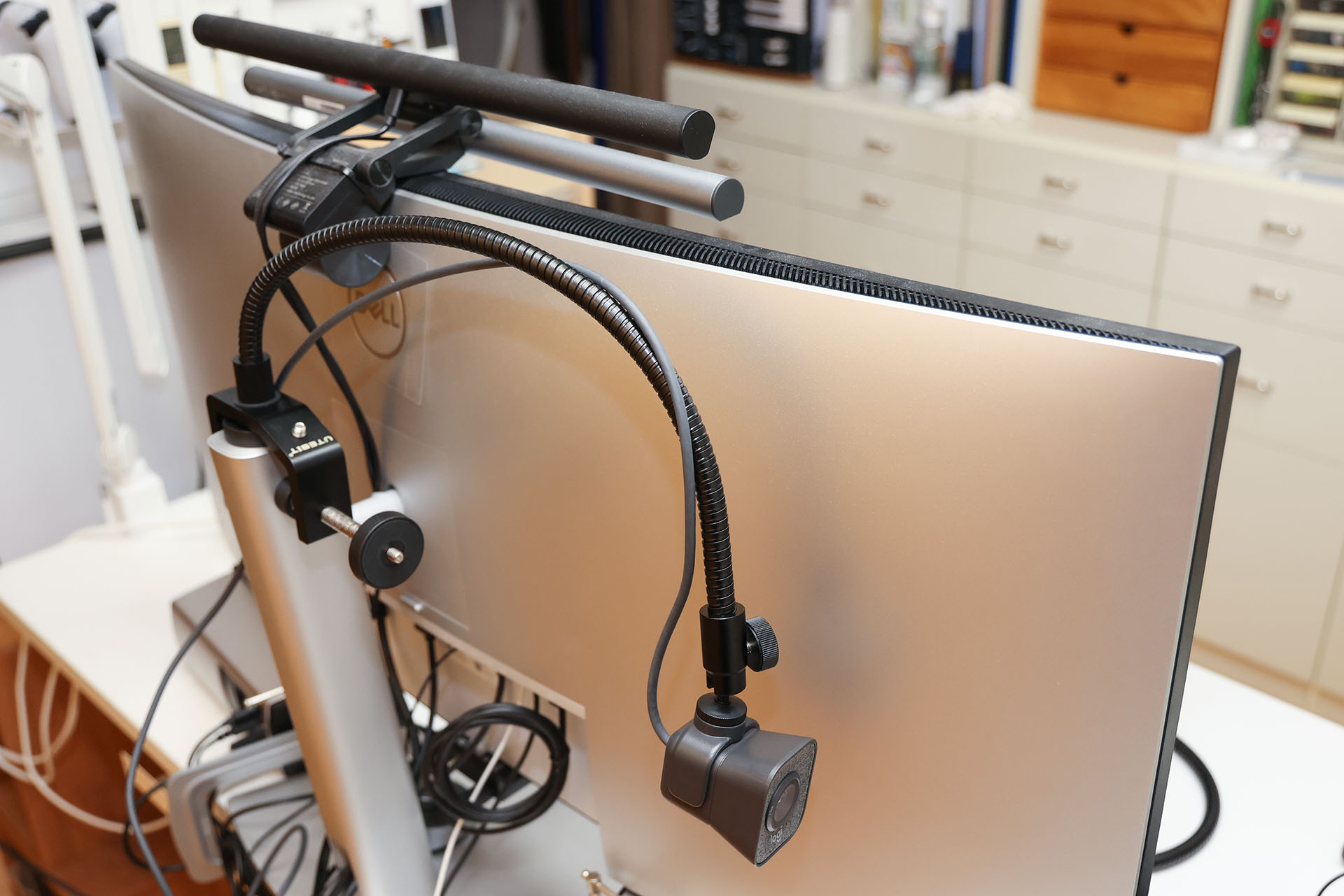 Webカメラを使わないときは、アームごとディスプレイ裏側に回してしまう。ちなみにこのCクランプ、このように回したりディスプレイ前方に戻したりしても、クランプとフレキシブルアームの接続部ネジが緩みにくい構造なのもイイのである