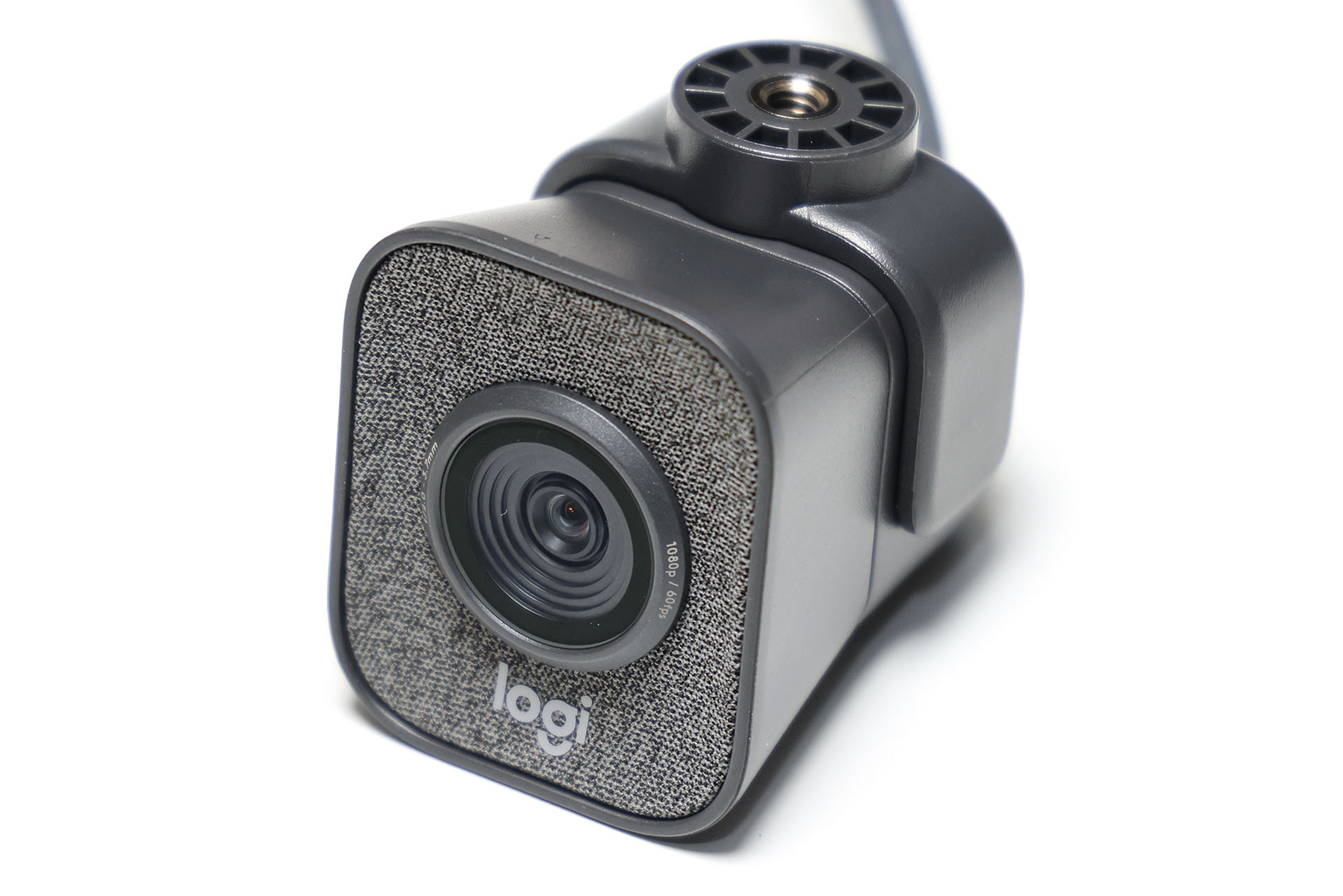 このWebカメラは<a href="https://www.logicool.co.jp/ja-jp/products/webcams/streamcam.960-001301.html" class="strong bn" target="_blank">「LOGICOOL STREAMCAM」</a>で、三脚ネジ穴がある台座をどの方向にも向けられる。ので、自由雲台が逆さまでも問題なく取り付けできる
