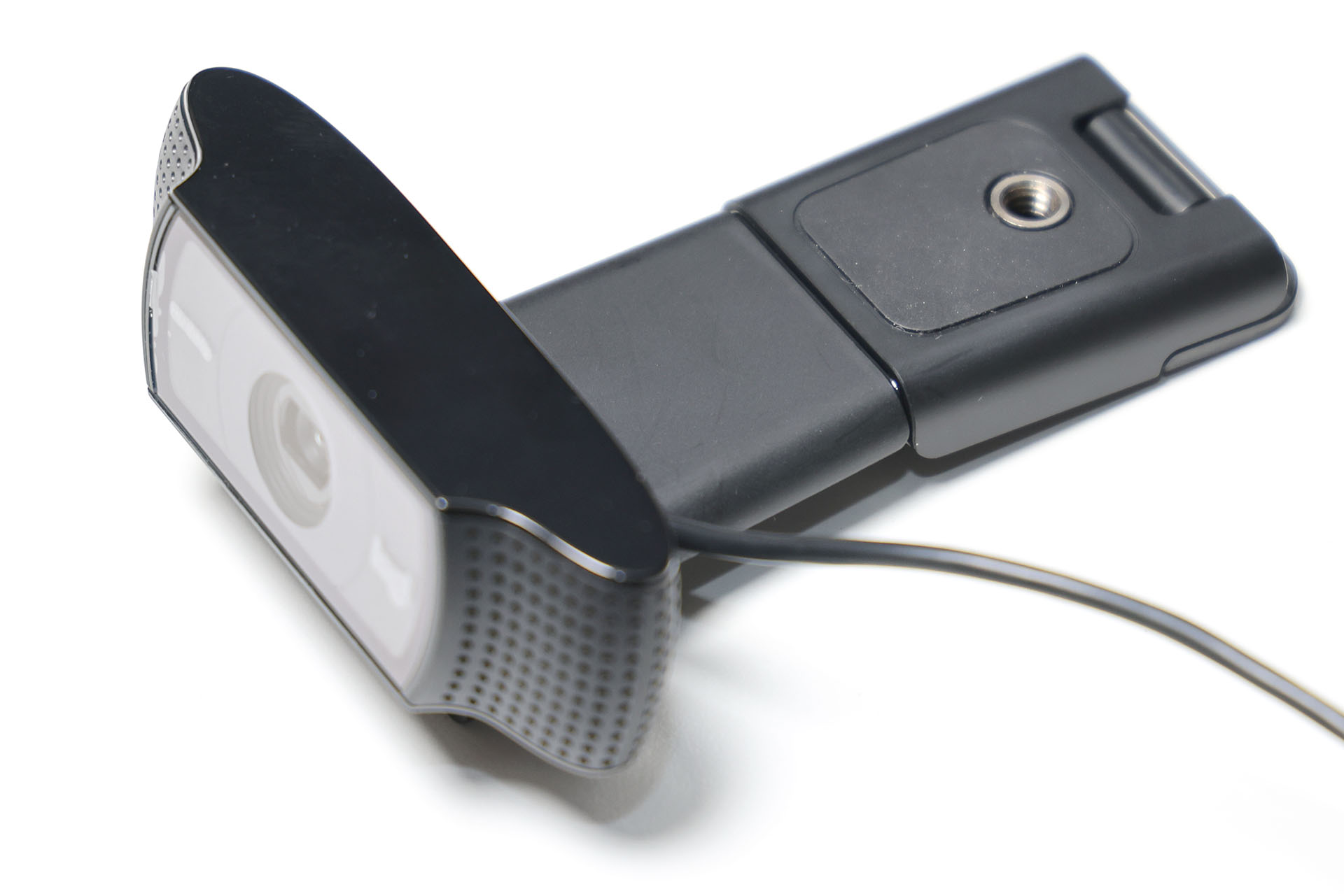 このWebカメラの場合、台座底部に三脚ネジ穴があるが、底部台座を180°開くと三脚ねじ穴が上を向く。ので、自由雲台が逆さまでも問題なく取り付けできる。また底部台座を伸ばした状態でも安定する