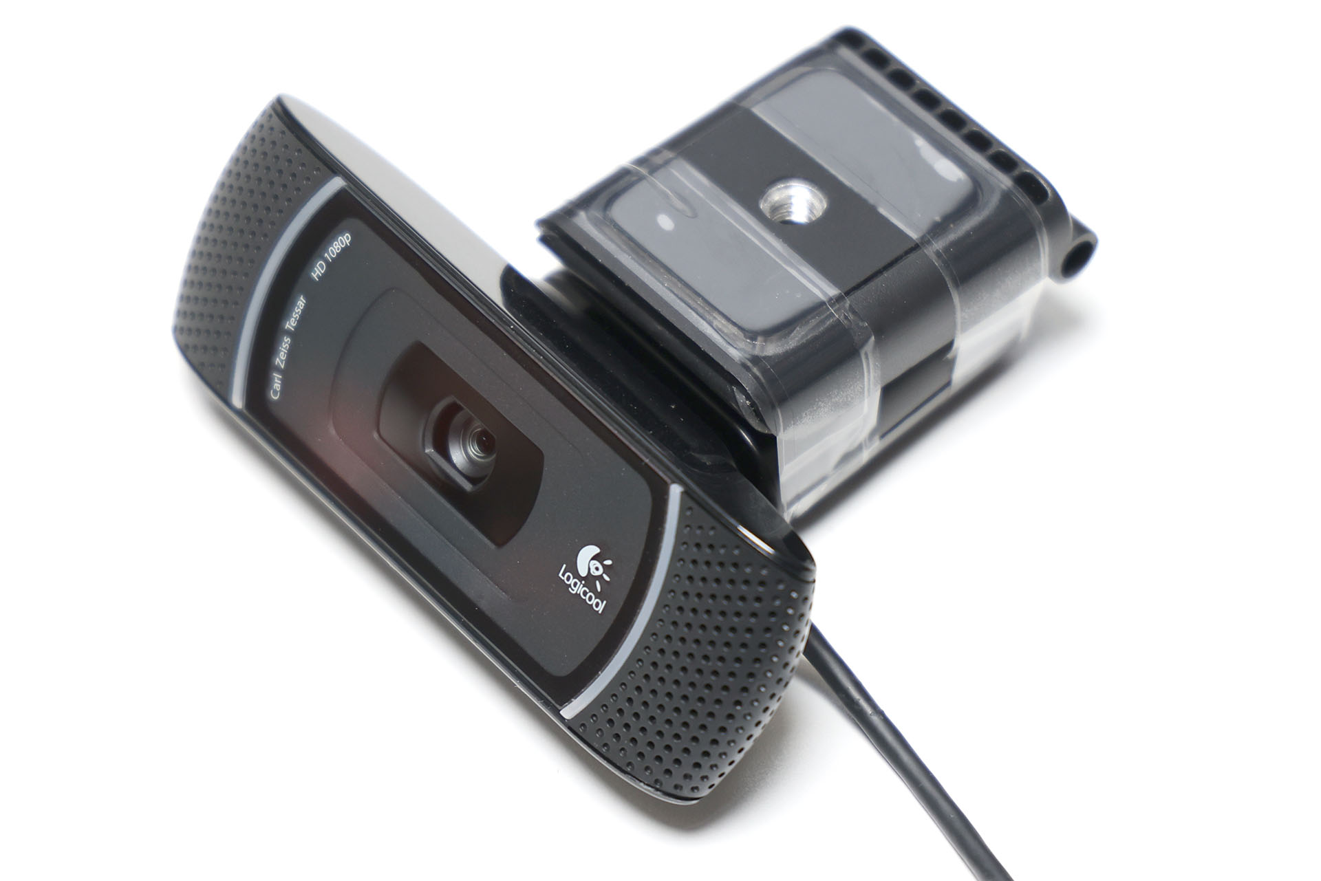 買ったけどダメダメだったノーブランドWebカメラの台座に三脚ねじ穴があった。ので、その台座パーツを外した。写真のWebカメラには三脚ねじ穴がなかったが、ダメダメWebカメラから外した三脚ねじ穴つき台座パーツをテープで合体させて、自由雲台が逆さまでも取り付け使用できるようにした