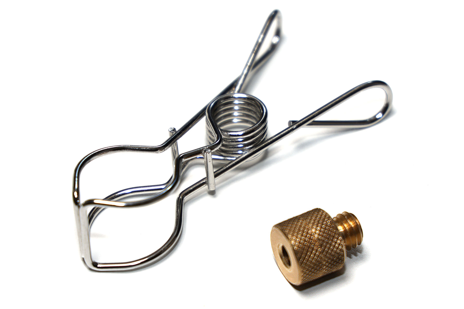 たとえば金属製洗濯バサミと、 3/8オス→1/4メスジアダプターを使う。自由雲台に金属製洗濯バサミを固定してWebカメラを挟んでセットしようという魂胆だ