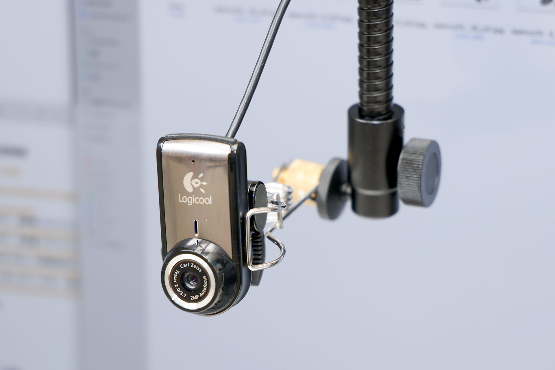 こんなふうに、三脚ねじ穴ナシのWebカメラでも固定できた