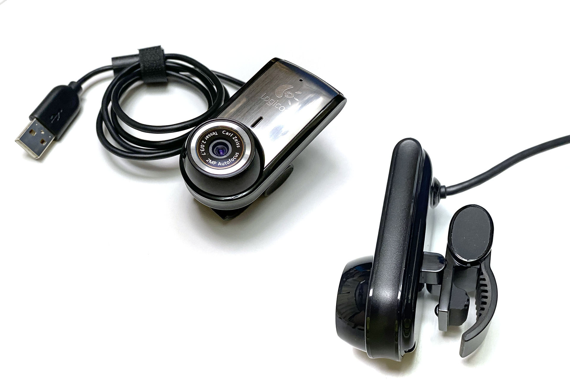 メインマシンのMac Studioでリモート会議に出席することがほとんどだ。Mac Studioに接続するWebカメラは気分次第でイロイロだが、ロジクール「Portable Webcam C905m」を使うことが多い。画質もそこそこイイし、細身で縦型なので画面と顔の間にぶらさげても邪魔になりにくいからだ